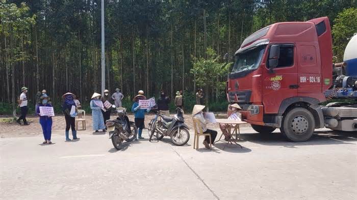 Dân bức xúc chặn xe chở tro, xỉ Nhà máy Nhiệt điện BOT Hải Dương
