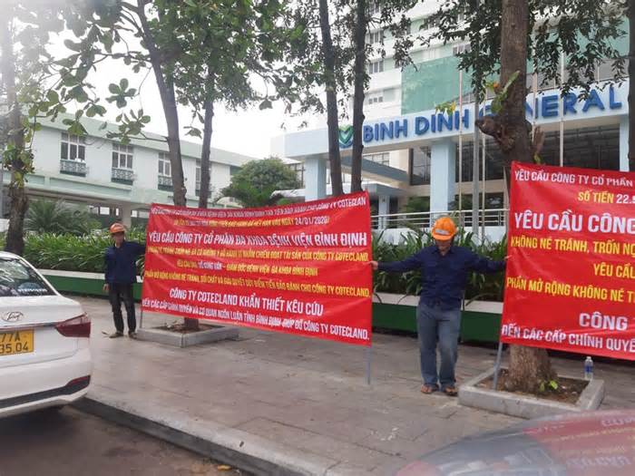 Nhóm người tụ tập, căng băng rôn đòi nợ tại một bệnh viện ở Bình Định