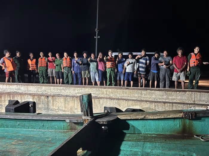 Bộ đội Biên phòng cứu 12 thuyền viên bị nạn ngoài khơi Côn Đảo