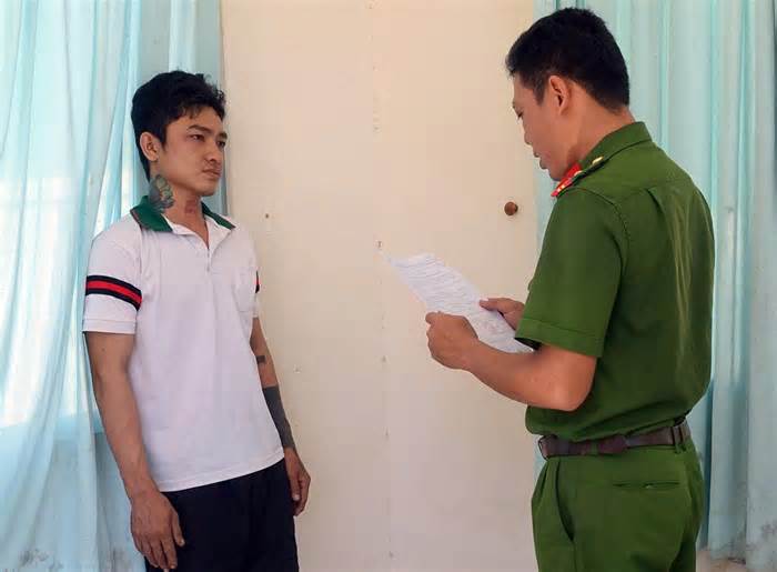 Đâm bạn gái trọng thương, sát hại người can ngăn