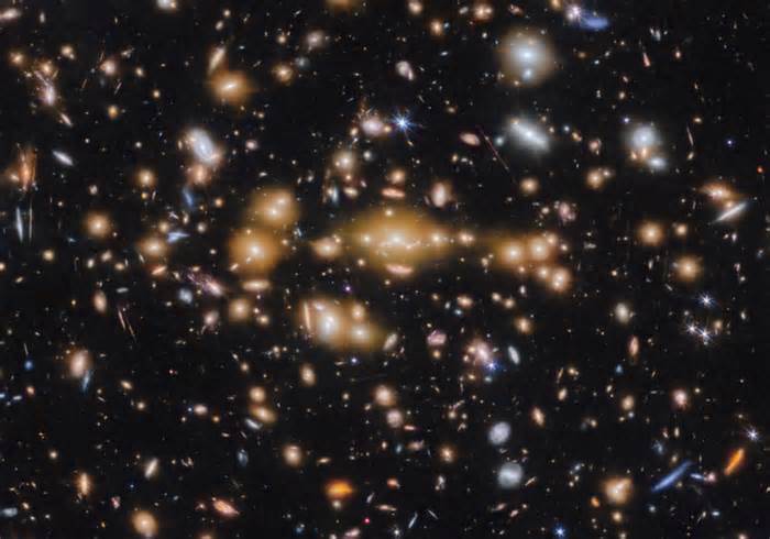 Kính thiên văn James Webb phát hiện các cụm sao cổ xưa nhất quan sát được từ trước đến nay