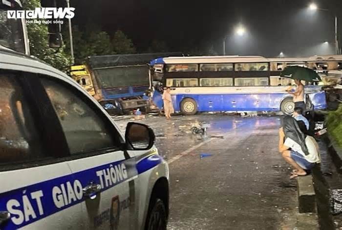 Ba ô tô tông liên hoàn trên quốc lộ, nhiều người bị thương