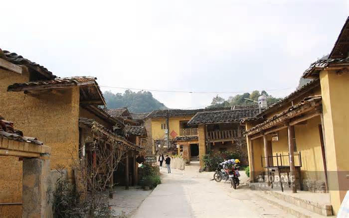 Ngôi làng sát biên giới ở Hà Giang, mỗi nhà đều có tường đất, rào đá độc đáo
