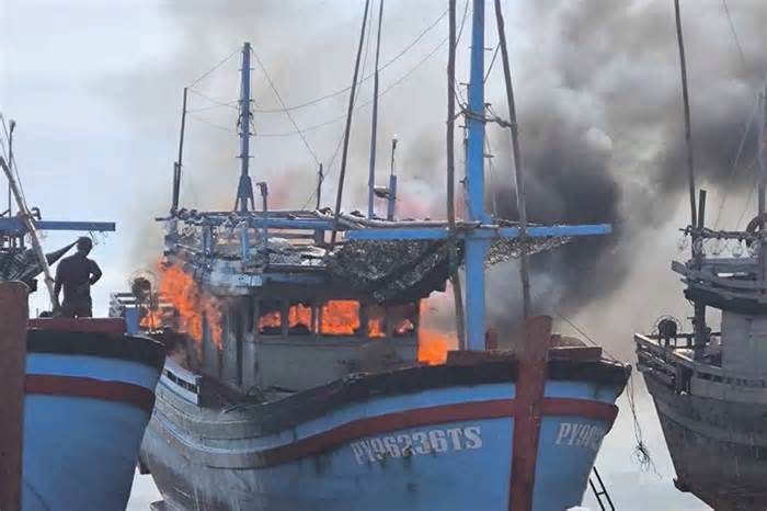 1 tàu cá của ngư dân Phú Yên bốc cháy khi đang neo đậu gần bờ