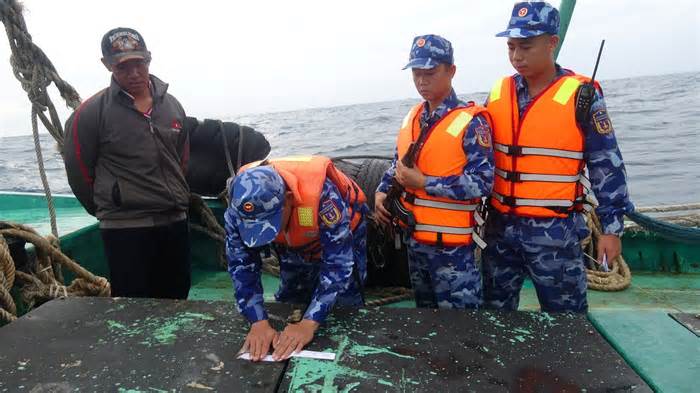Cảnh sát biển tạm giữ tàu vận chuyển 130.000 lít dầu không rõ nguồn gốc