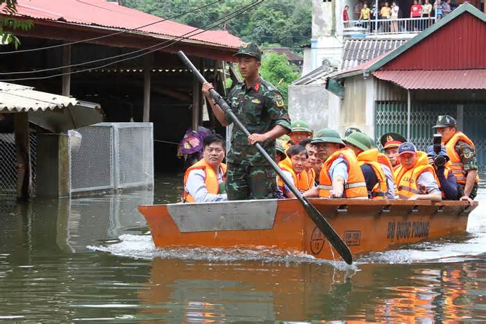 Phó Thủ tướng Lê Thành Long kiểm tra vùng ngập lũ ở Sơn La