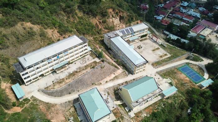 Xây trường 63 tỉ trên đồi xong học sinh không học vì sợ lở núi, Quảng Nam nói gì?