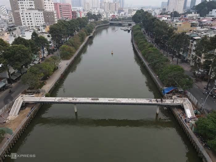 Xây cầu đi bộ bắc qua kênh Nhiêu Lộc - Thị Nghè