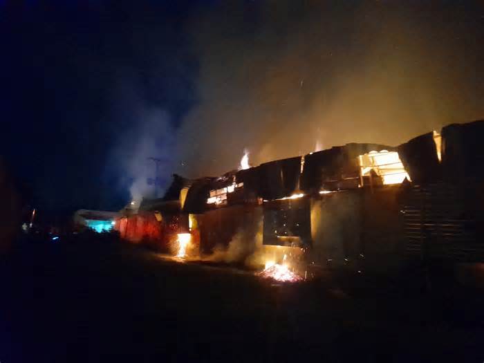 Vĩnh Long: 20 chiến sĩ dập đám cháy xưởng sản xuất nhang lúc nửa đêm