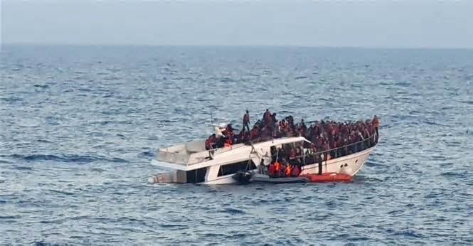 Tàu chở 500 người di cư mất tích không rõ nguyên nhân ở Địa Trung Hải