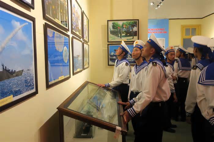 Trưng bày Triển lãm về truyền thống anh hùng của Hải quân Việt Nam