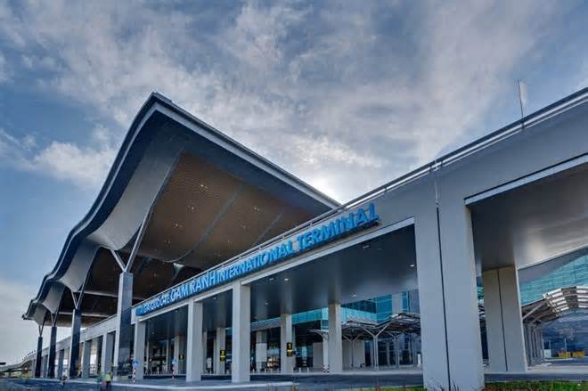 Công an bắt nữ hải quan sân bay quốc tế Cam Ranh điều tra nhận hối lộ