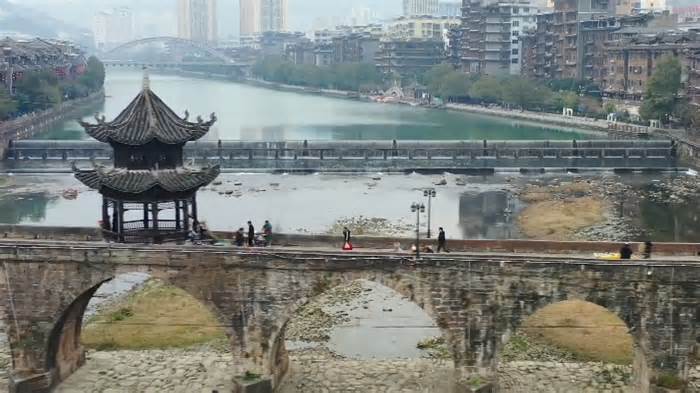 Chợ Tết nhộn nhịp ở cây cầu 400 tuổi tại Quý Châu, Trung Quốc