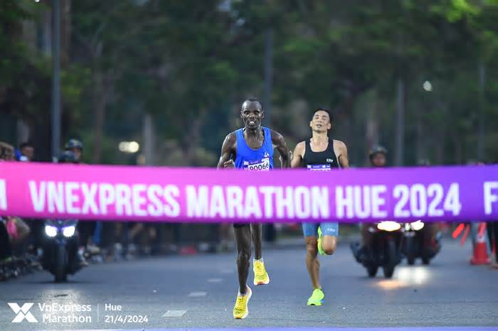 Nguyễn Văn Lai - Edwin Kiptoo: Cuộc thư hùng marathon ở giải chạy đêm Hà Nội