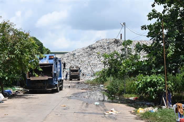 Dân vẫn tiếp tục chặn xe rác, các điểm tập kết rác tạm chất cao như núi ở Bến Tre
