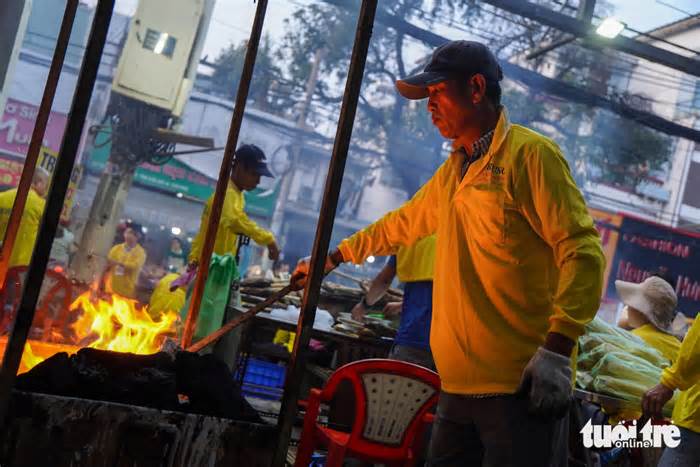 Khu bán cá lóc nướng ngày vía Thần Tài chộn rộn từ 2h sáng, có tiệm nhập đến 3 tấn cá