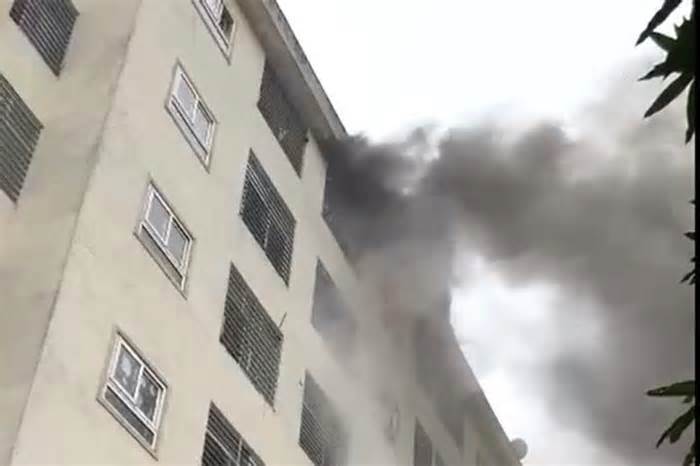 Cháy căn hộ chung cư ở Nghệ An, cảnh sát phá cửa dập lửa