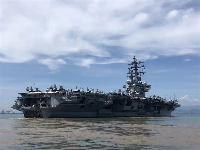 Đón tàu sân bay USS Ronald Reagan giữa biển khơi