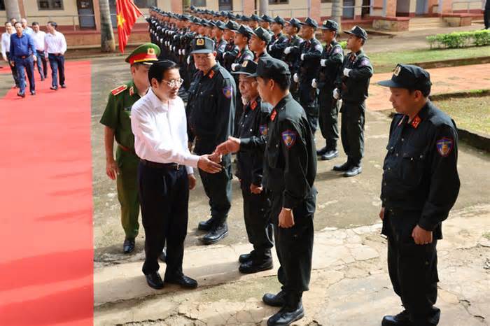 Ông Phan Đình Trạc thăm trung đoàn Cảnh sát cơ động Tây Nguyên