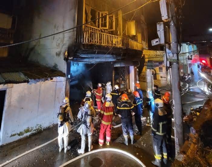 Đám cháy bùng phát trong đêm tại căn nhà 4 tầng ven đê Hà Nội