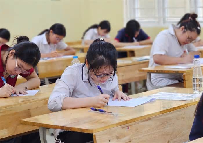 Hơn 102.000 thí sinh Hà Nội thi môn Toán vào lớp 10, cập nhật giải đề