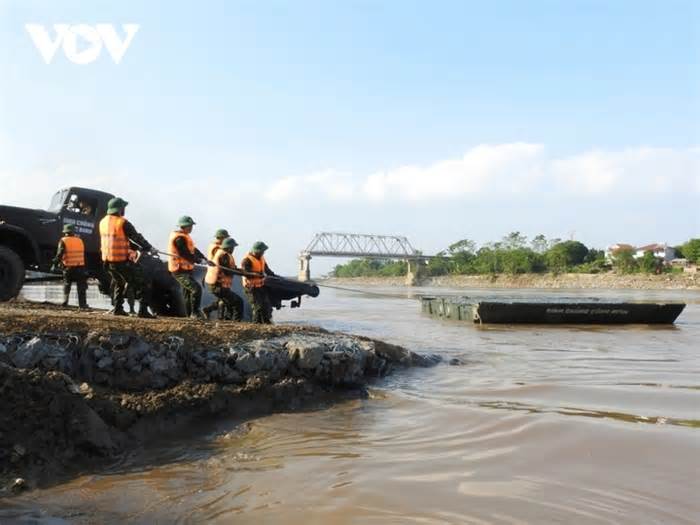 Sáng nay, bắc cầu phao tại khu vực cầu Phong Châu