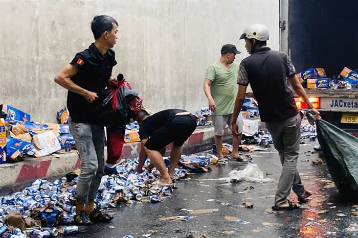 Hàng trăm thùng bia đổ xuống đường, hầm chui ngã tư Vũng Tàu ùn tắc