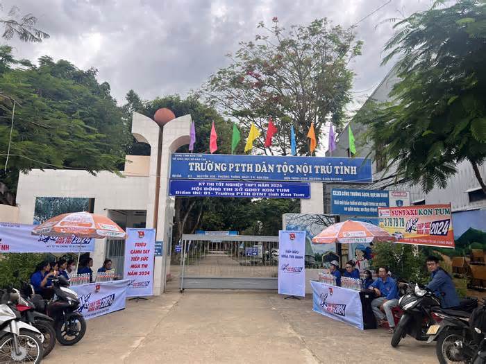 Thanh niên tình nguyện Tiếp sức mùa thi ở Kon Tum, Huế, Lạng Sơn