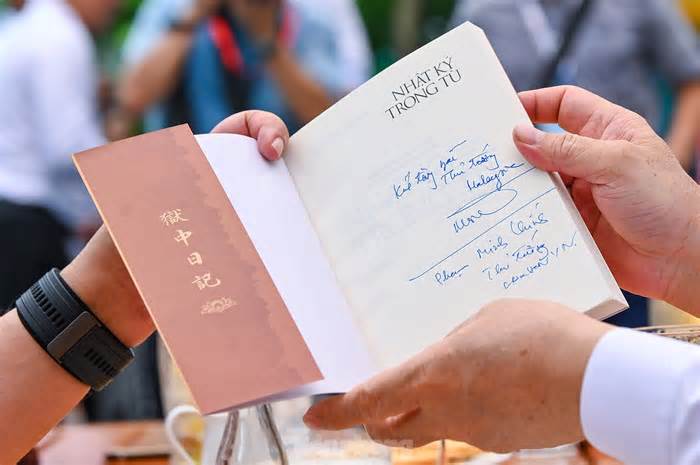 Thủ tướng Phạm Minh Chính tặng sách cho Thủ tướng Malaysia