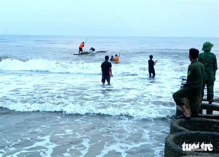 Hơn 100 người nỗ lực tìm kiếm 2 học sinh tắm biển bị sóng cuốn trôi