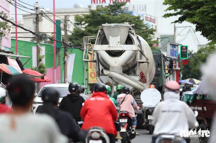 Sau vụ tai nạn ở vòng xoay Phú Hữu, dân càng lo vì khu vực 'gánh' nhiều xe tải nặng