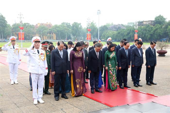 Lãnh đạo Hà Nội vào lăng viếng Chủ tịch Hồ Chí Minh và dâng hương tưởng nhớ Đại tướng Võ Nguyên Giáp