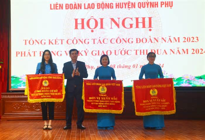 LĐLĐ huyện Quỳnh Phụ được tặng cờ đơn vị xuất sắc trong hoạt động công đoàn năm 2023