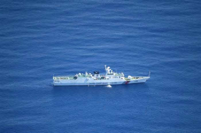 Trung Quốc xua đuổi tàu Philippines khỏi bãi cạn Scarborough