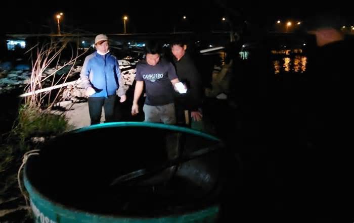 Cứu hộ 3 ngư dân bị chìm ghe giữa vùng biển Quảng Trị