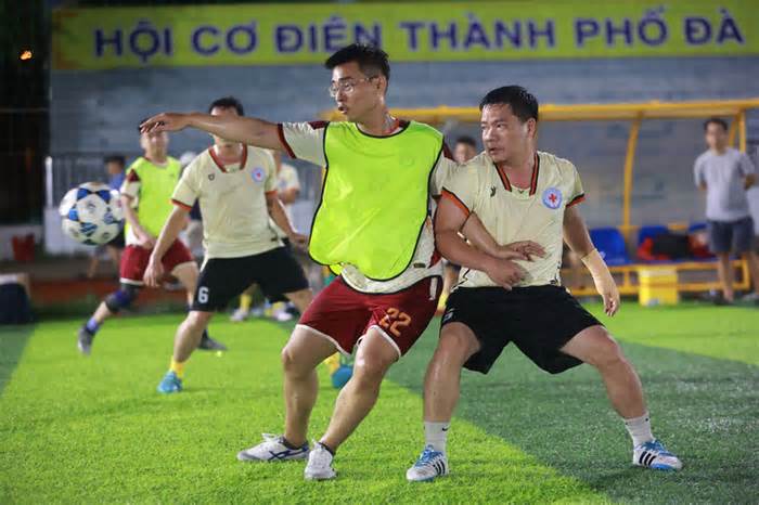 Nhân viên y tế Đà Nẵng tranh tài tại giải bóng đá mini