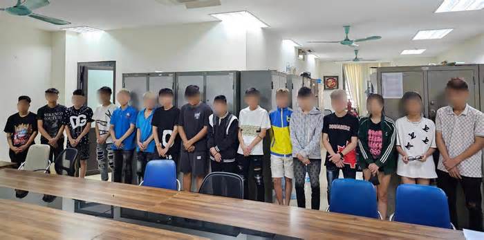20 thanh niên vô cớ ném vỏ chai bia vào người đi đường ở Hà Nội