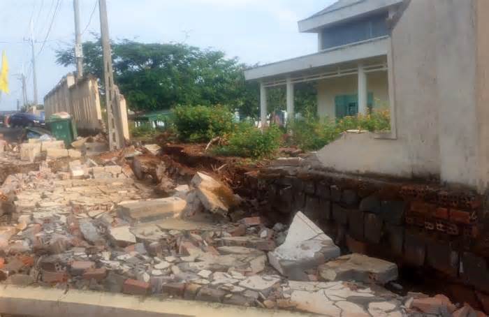 Tường rào một trường tiểu học ở Đắk Nông lại đổ sập