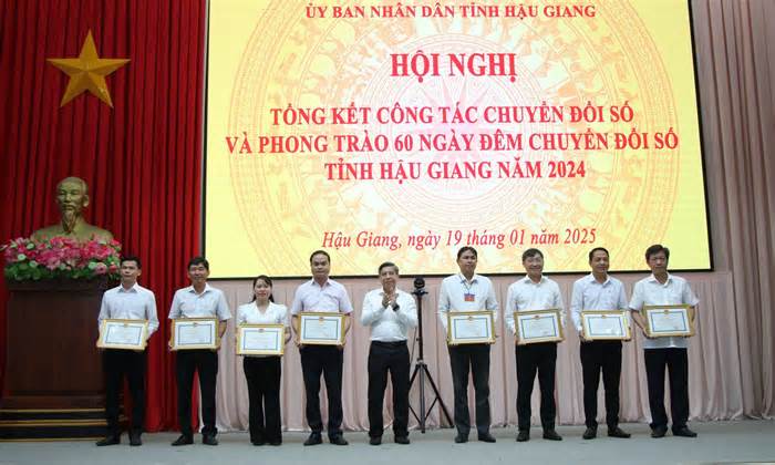 Hậu Giang khen thưởng thành tích chuyển đổi số