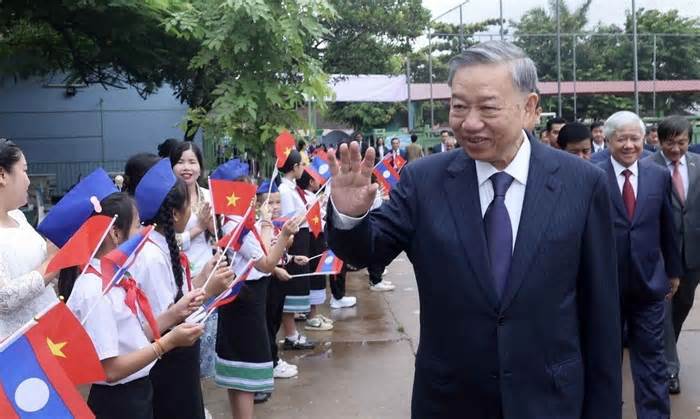 Chủ tịch nước lẩy Kiều khi thăm trường song ngữ Lào - Việt