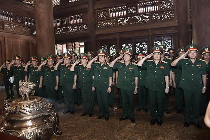 Đại tướng Phan Văn Giang dâng hương tưởng niệm Chủ tịch Hồ Chí Minh