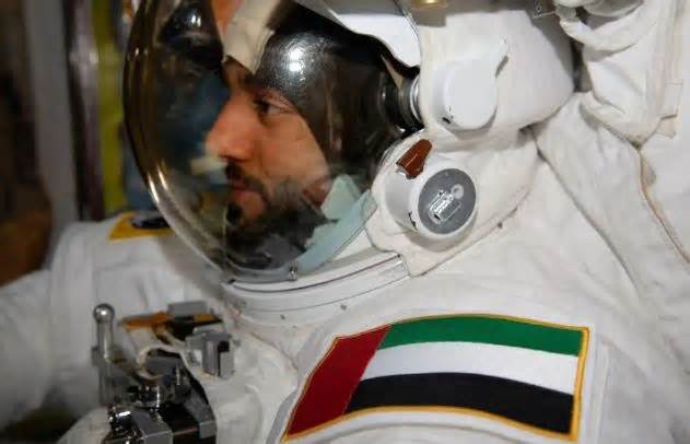 Sultan Alneyadi - Công dân Arab đầu tiên đi bộ ngoài không gian