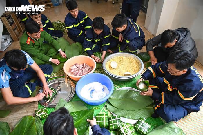 Lính cứu hoả trổ tài gói bánh chưng, sẵn sàng trực chiến xuyên Tết