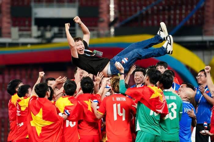 Bệ phóng mới cho bóng đá Việt Nam