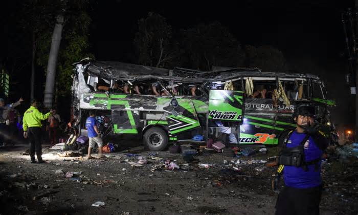 Xe buýt chở học sinh gặp nạn ở Indonesia, 11 người chết