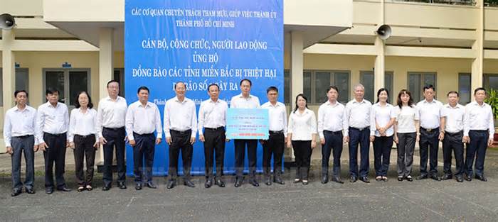 Cơ quan chuyên trách tham mưu, giúp việc Thành ủy TP.HCM ủng hộ đồng bào miền Bắc 400 triệu đồng