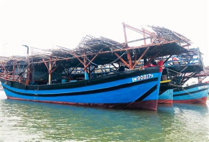 Tàu bị hỏng máy, 39 ngư dân ở Quảng Ngãi được hỗ trợ