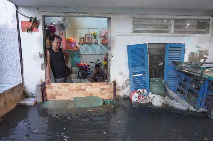 Người TPHCM loay hoay chống ngập ngày triều cường dâng cao