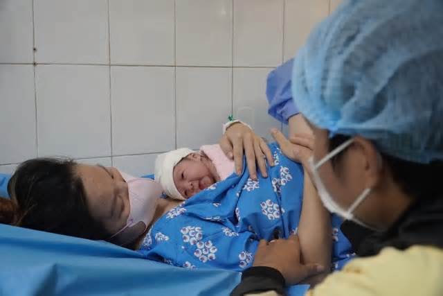 TPHCM chào đón những em bé sinh đầu tiên năm Giáp Thìn 2024