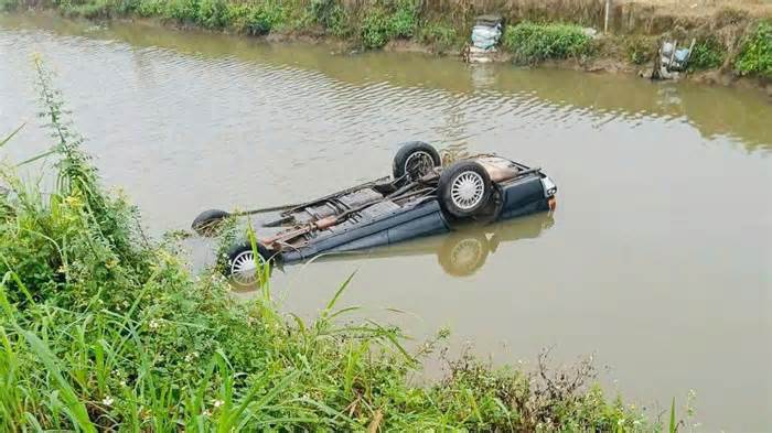 Tài xế tử vong trong ô tô lật dưới mương nước ở Hải Phòng
